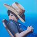 Gemälde Le cowboy endormi von Sie Evelyne | Gemälde Figurativ Alltagsszenen Acryl