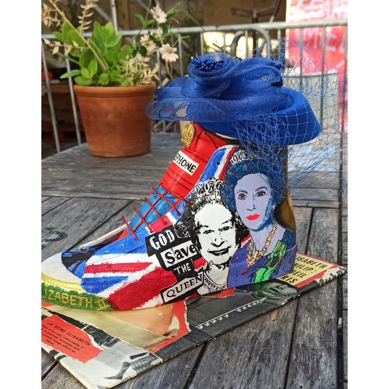 Sculpture Queen Forever by Fred Lebon | Sculpture Pop-art Pop icons Graffiti Acrylic Gluing Recycled objects Upcycling