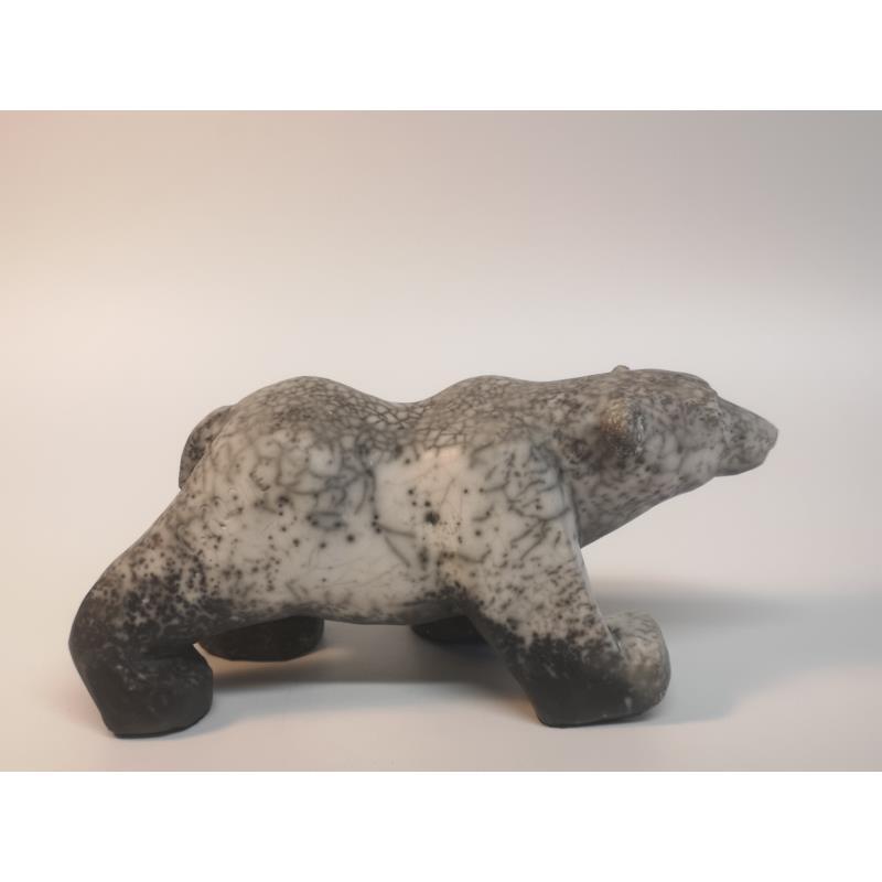 Skulptur L'ours qui marche  von Roche Clarisse | Skulptur Figurativ Keramik, Raku Natur, Schwarz & Weiß, Tiere