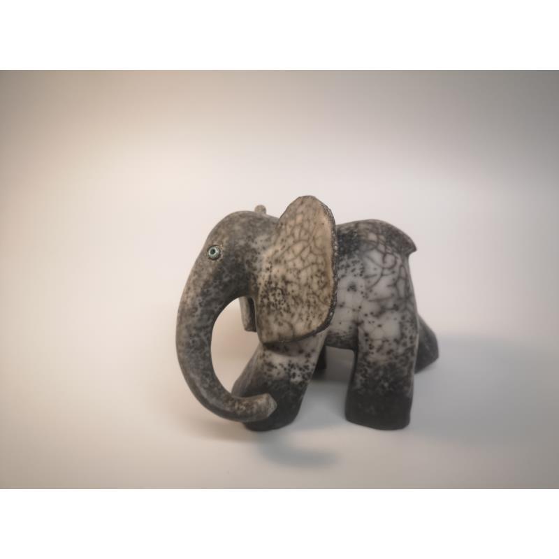 Skulptur L'Éléphant joueur  von Roche Clarisse | Skulptur Figurativ Keramik, Raku Natur, Schwarz & Weiß, Tiere