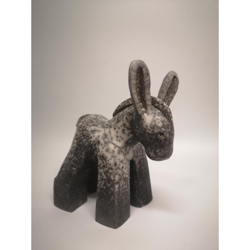 Skulptur Le petit âne triste  von Roche Clarisse | Skulptur  Keramik, Raku Schwarz & Weiß, Tiere