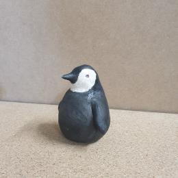 Sculpture Bébé manchot a by Escoffier Odile | Sculpture Figurative Raku Animals