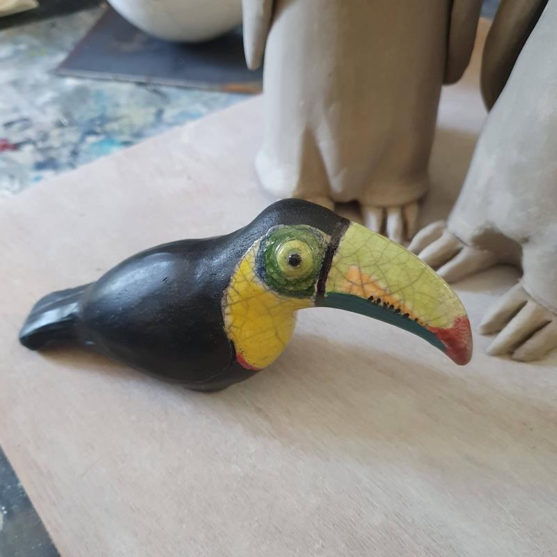 Sculpture Toucan arc en ciel par Escoffier Odile | Sculpture Figuratif Raku Animaux