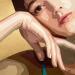 Painting Une fille en or by Colin Véronique | Painting Figurative Portrait Mode Acrylic