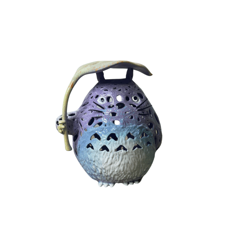Sculpture CREAM PASTEL TOTORO LEAF par Mikhel Julien | Sculpture Pop-art Graffiti, Résine